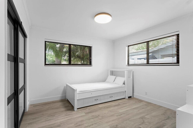 Building Photo - 715 NE 25th Ave