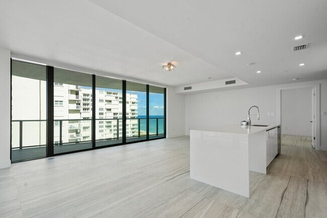 Building Photo - 730 N Ocean Blvd