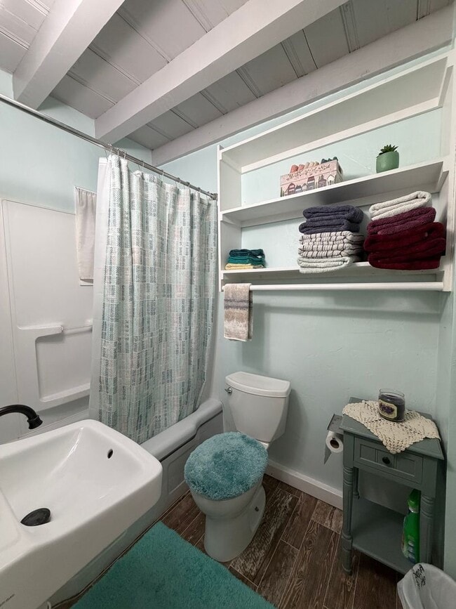 Building Photo - Furnished cozy 1 bedroom Duplex!