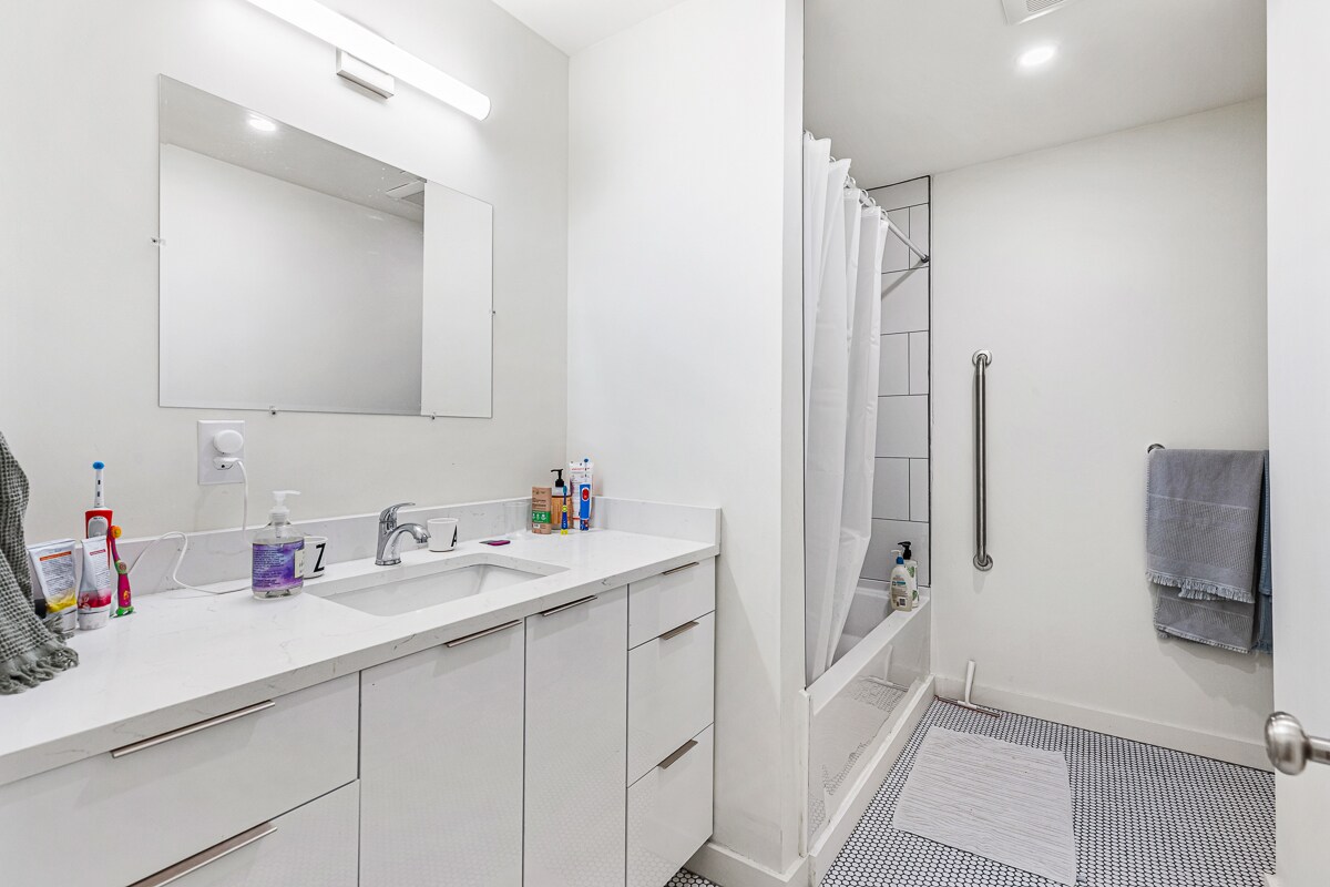 Building Photo - 123 Friendship St