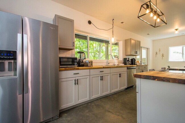 Building Photo - 1243 Pine Spring Dr
