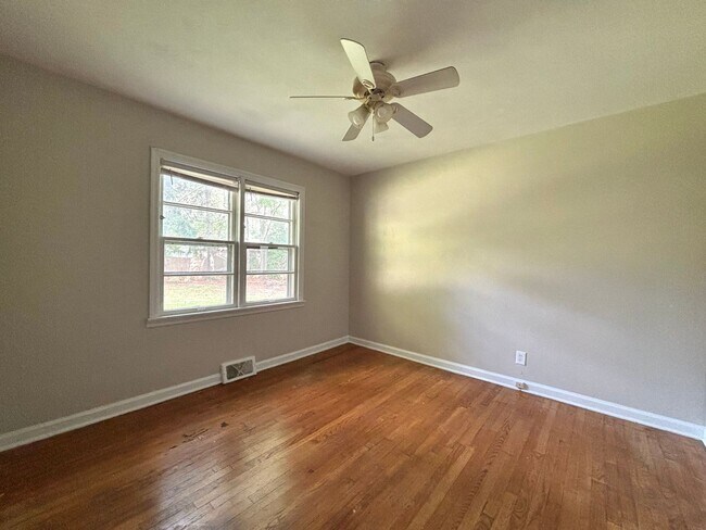 Building Photo - 3 Bed/ 1 Bath - Single Family Home