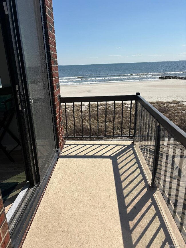 Building Photo - 750 W Broadway