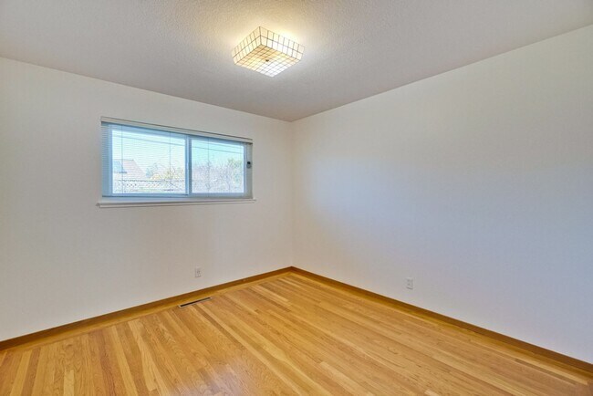 Building Photo - 5097 Forest Glen Dr