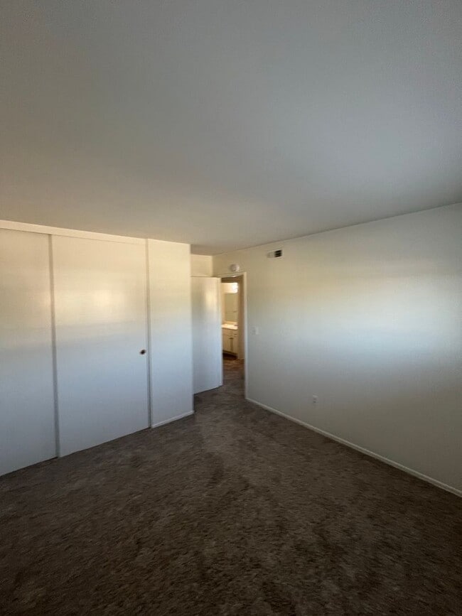 Building Photo - Beautiful 4 Bd Townhouse