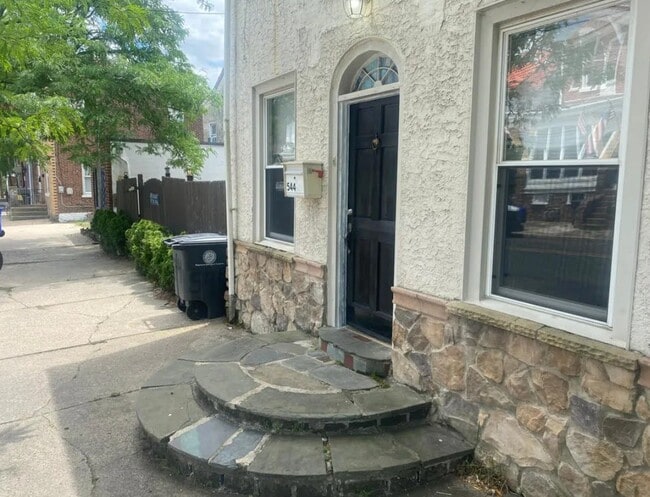 Primary Photo - 544 King St