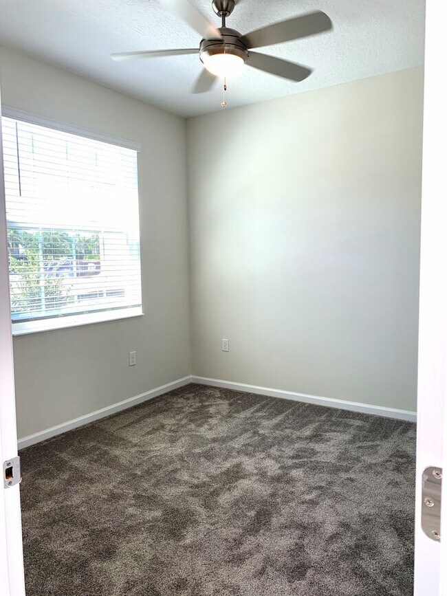 Building Photo - Incredible 5 Bedroom, 3 Bath Town home wit...