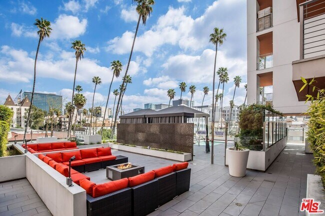 Building Photo - 453 S Kenmore Ave