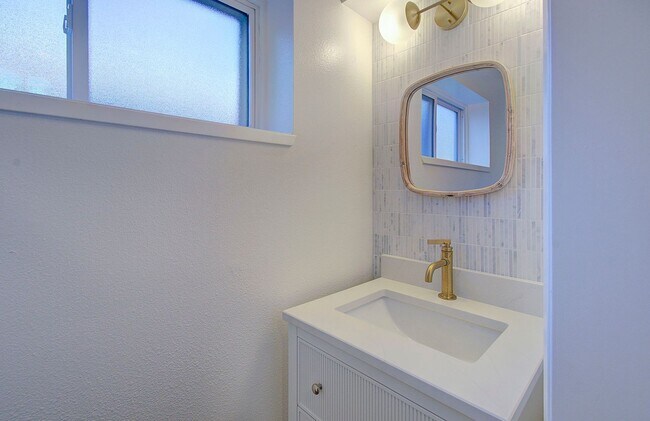 Building Photo - Spacious 4bd 2.5ba Home - Avail. Now!