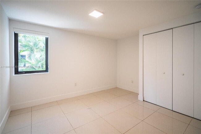 Building Photo - 1985 Bay Dr