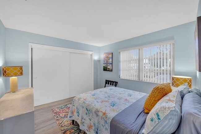 Building Photo - Annual Furnished spacious Villa close to Siesta Key!