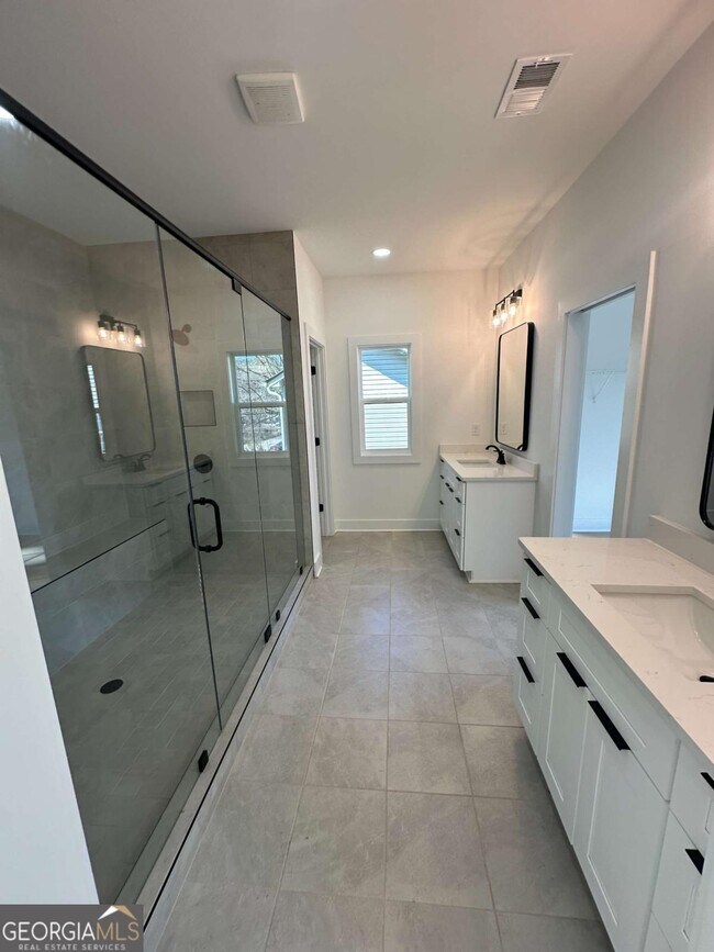 Building Photo - 1239 Plaza Ave SW