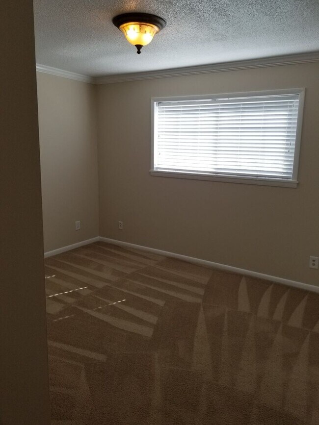 Building Photo - 829 Bradwell St