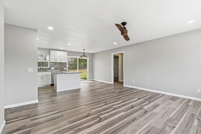 Building Photo - Newly Remodeled | 4 Bedroom | 3 Bathroom | 2 Ensuite's | Nixa, MO School District!