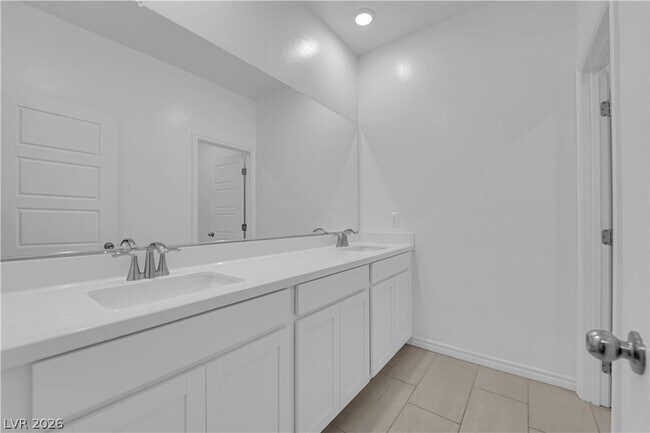 Building Photo - 600 N Carriage Hill Dr