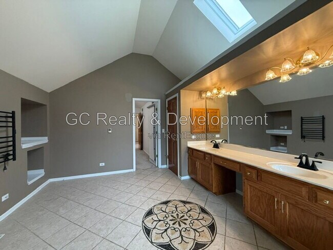 Building Photo - 882 Clarendon Ln