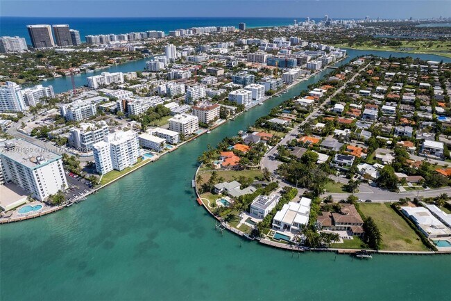 Building Photo - 10000 W Bay Harbor Dr