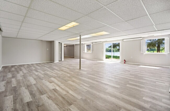 Building Photo - 2720 N Bayview Ln