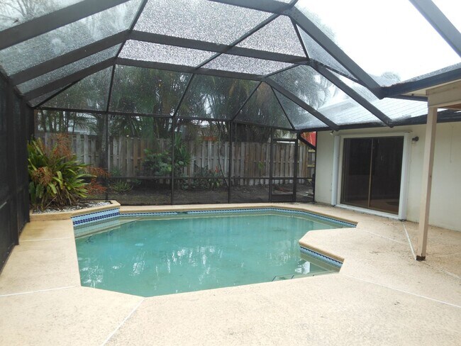 Building Photo - CHARMING 2 BEDROOM POOL HOME IN THE HEART OF JENSEN BEACH