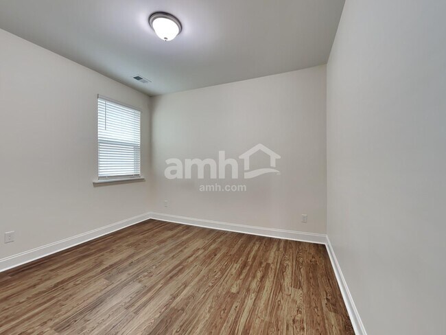 Building Photo - 526 Lateleaf Dr