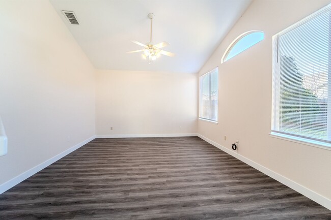 Building Photo - $200 OFF MOVE IN PRICE