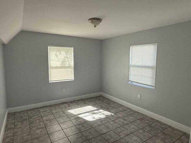 Building Photo - 805 3rd St