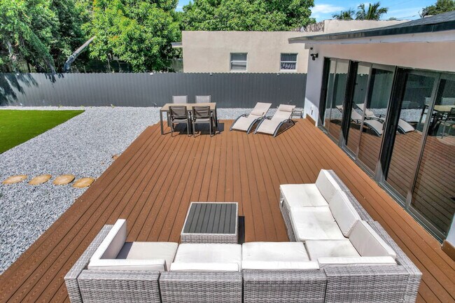 Building Photo - 5313 NE 1st Ave