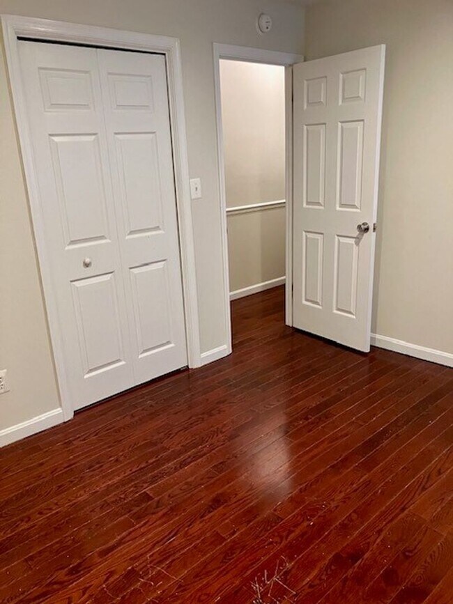 Building Photo - SPACIOUS HOME ON LARGE LOT - 4 BEDS 2.5 BATHS