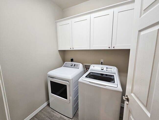 Building Photo - Spacious 3 Bedroom/2.5 Bathroom Chaffee Cr...