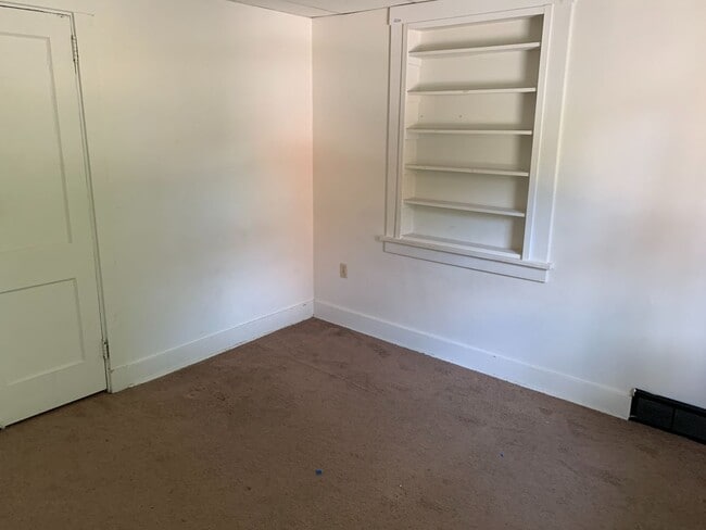 Building Photo - LARGE, RECENTLY UPDATED HOME AVAILABLE FOR AUGUST!