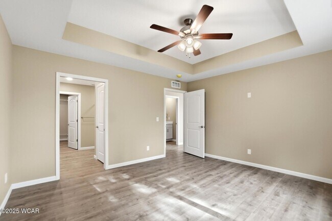 Building Photo - 2882 Lake Cir Dr