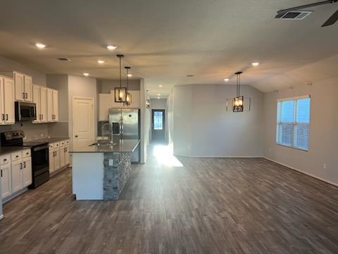 Building Photo - 424 COSMOS LN