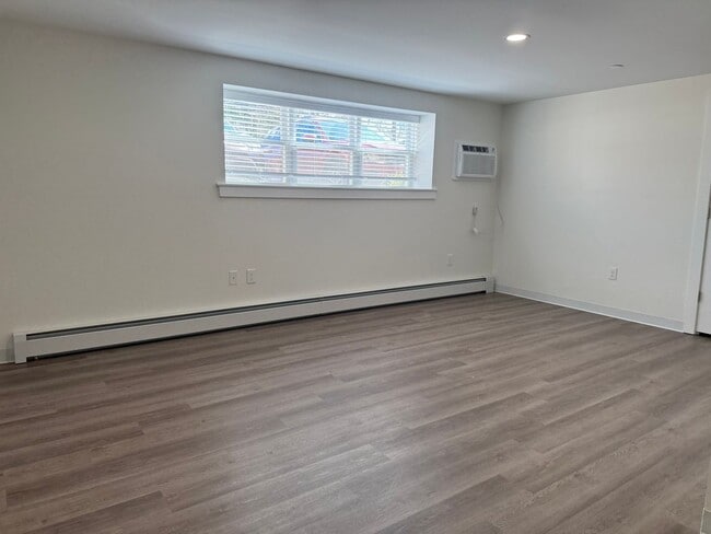 Building Photo - 2 Bed • 1 Bath • Renovated Unit • Parking • Dishwasher • A/C