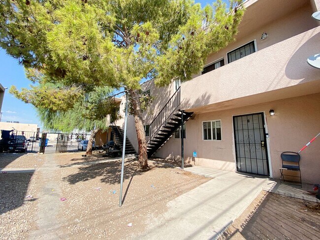 Building Photo - Remodeled 2 Bedroom and 1 Bath Unit Near E...