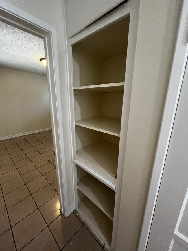 Building Photo - 2716 W 101st St