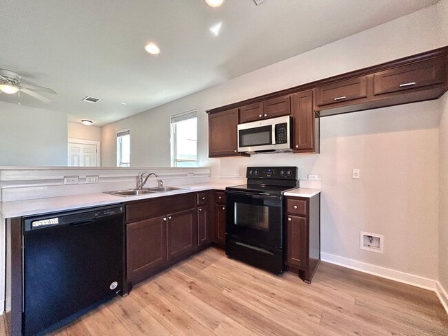 Building Photo - Spacious 3-Bed, 2-Bath Home with 2-Car Gar...