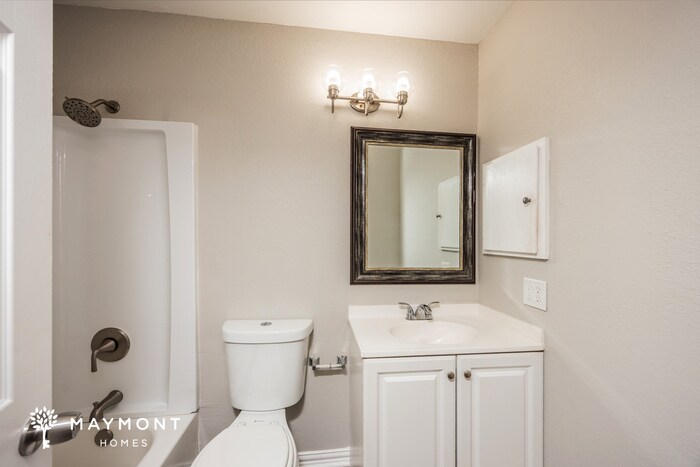 Building Photo - 2114 High Bluff Dr