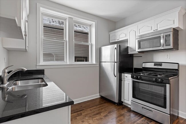 Building Photo - 2338 N Avers Ave