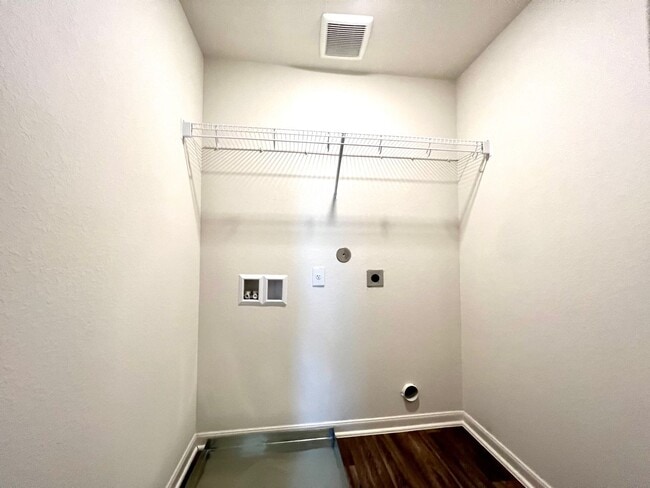 Building Photo - Gorgeous 3 bedroom | 2.5 bath home in great location!