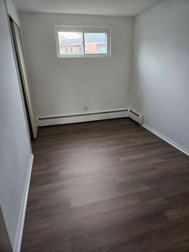 Building Photo - 1st Floor 2-Bedroom, 1-Bathroom Apartment ...