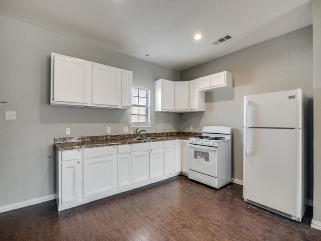 Building Photo - Jewel St- Duplex