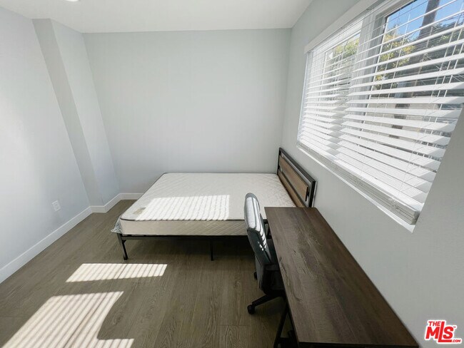 Building Photo - 2641 S Budlong Ave