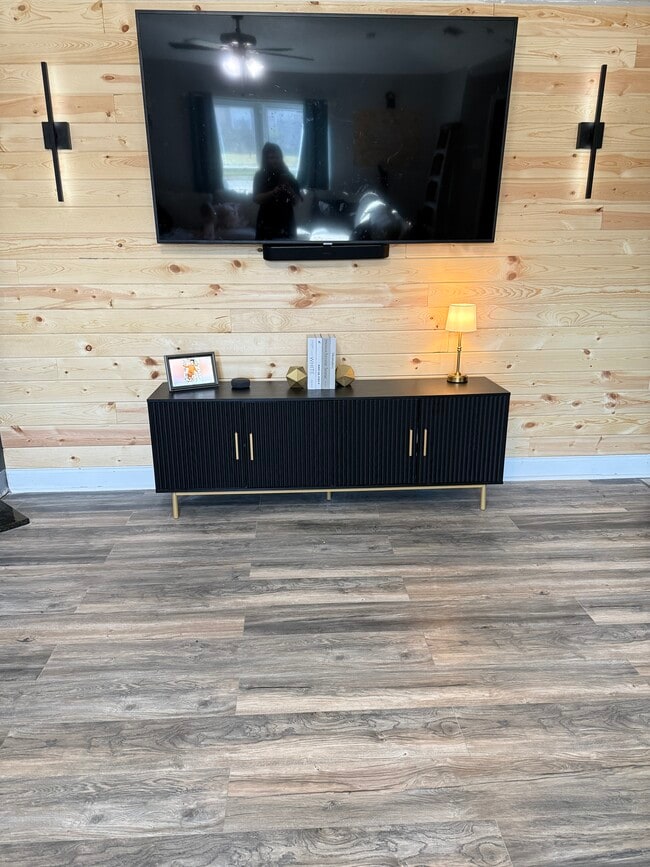 Building Photo - 204 Dale Ave