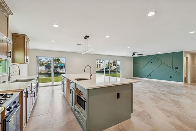 Building Photo - 3921 Versailles Dr