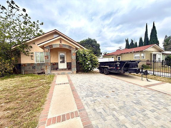Building Photo - Updated home