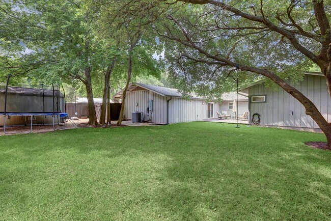 Building Photo - 2500 Pinewood Terrace