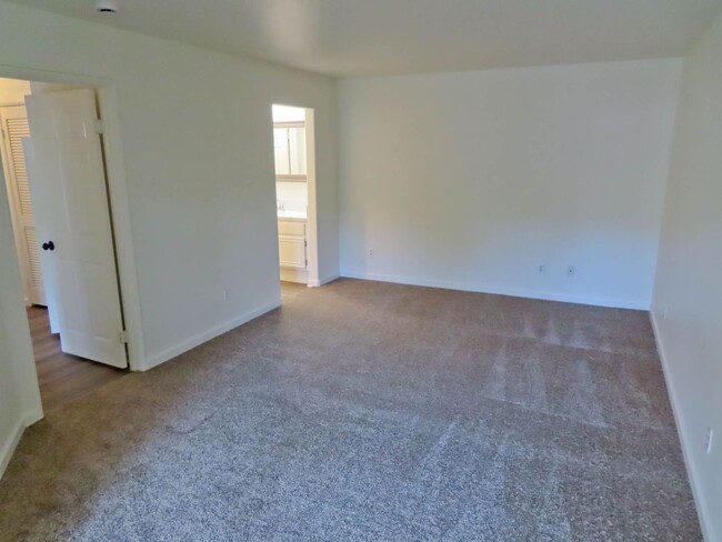 Building Photo - 3 bed, 2 bath Condo in San Diego's Linda V...