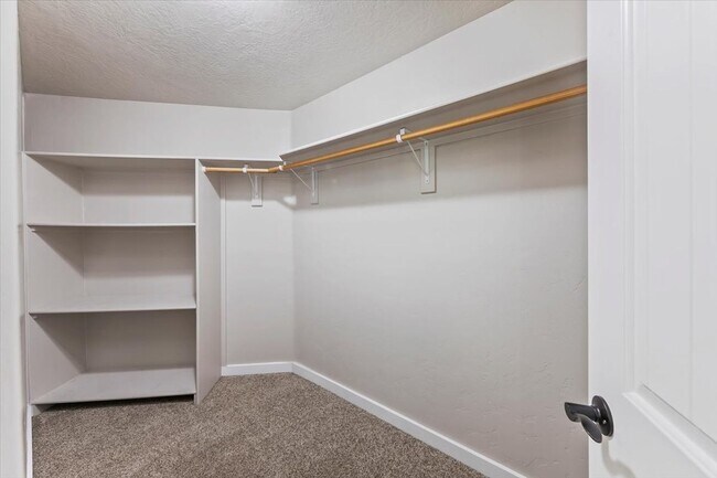 Building Photo - Spacious Middleton Home, Utilities & Lawn Care Included