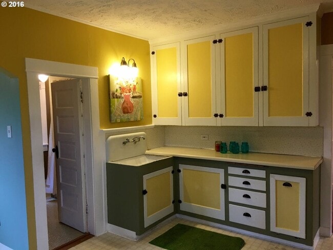 Building Photo - Beautiful 2 bedroom