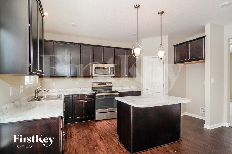 Building Photo - 645 Van Buren St